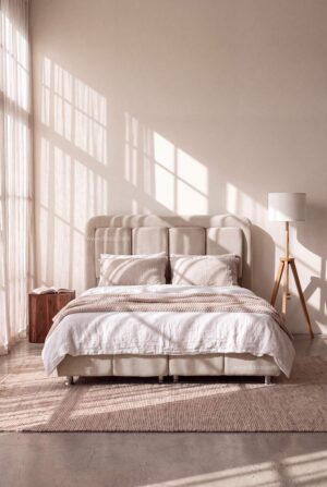 Lit coffre couelur sable modele hierra avec le tissu bichette vue de face dans un style Japandi